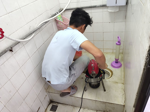 忻州肥皂掉到马桶里把马桶堵住了怎么办？马桶堵住了怎么办